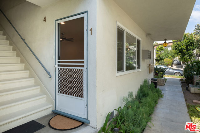 256 S Doheny Drive, Beverly Hills CA: https://media.crmls.org/mediaz/d187ad29-58fc-4225-8c18-02e7f8ff5979.jpg