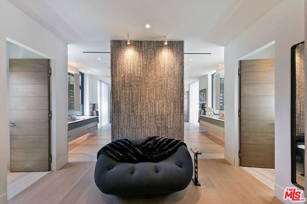 https://media.crmls.org/mediaz/d187b919-7795-4761-9214-3008ee87f95a.jpg?preset=X-Large