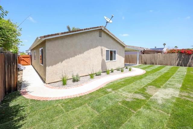 7587 Northrup Dr, San Diego CA: https://media.crmls.org/mediaz/d187cb74-8752-467a-b456-2628e93103cc.jpg