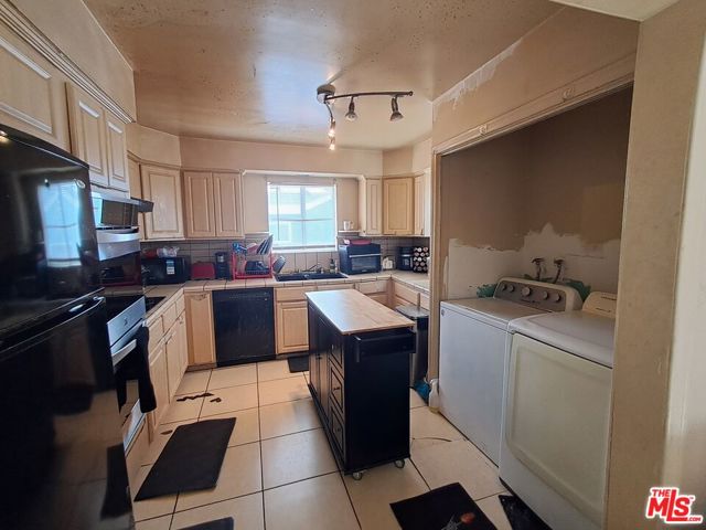 1048 W 125th Street, Los Angeles CA: https://media.crmls.org/mediaz/d18b8760-523b-465f-9171-a4e43777c654.jpg