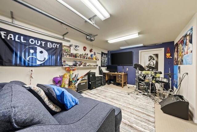 15425 Vista Vicente Dr, San Diego CA: https://media.crmls.org/mediaz/d18bf464-cfe3-49d3-8cbf-c0311afce57c.jpg