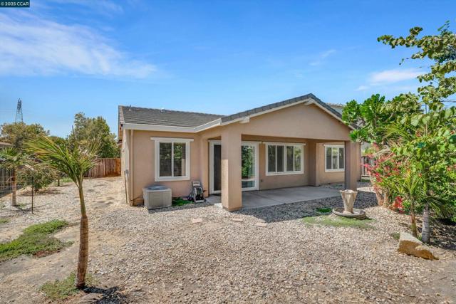 1030 Clear Lake Dr, Oakley CA: https://media.crmls.org/mediaz/d18d274b-6b48-4794-8d68-9bce056c0c76.jpg