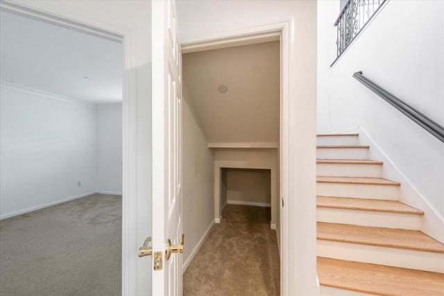 8215 Skyline Circle, Oakland CA: https://media.crmls.org/mediaz/d18d627f-30eb-4966-94f8-b997d3783a20.jpg