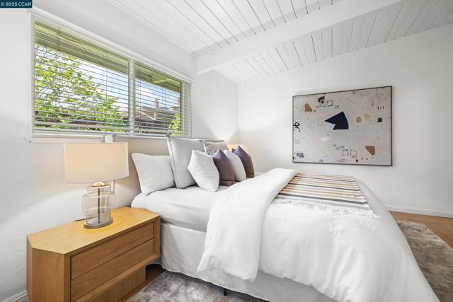 18977 Thornbury ave, Castro Valley CA: https://media.crmls.org/mediaz/d18e875b-a20d-4839-baa3-28c929a8c7df.jpg