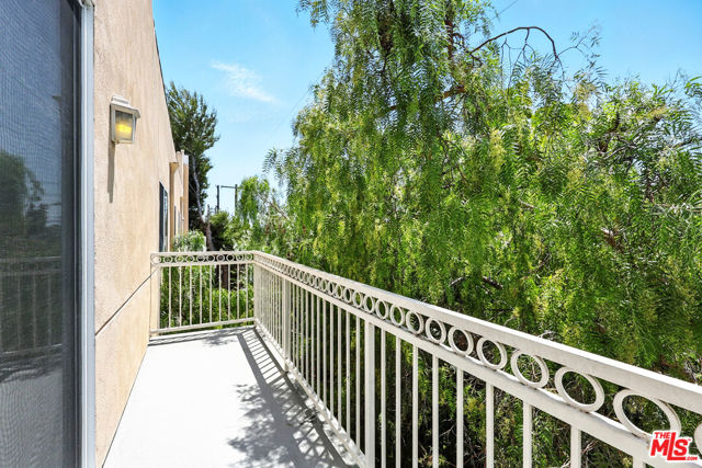 1211 S Shenandoah Street, Los Angeles CA: https://media.crmls.org/mediaz/d18ebd3a-3909-4fbd-98dd-e196933ebe04.jpg