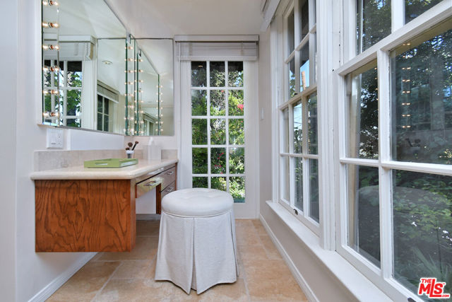 15213 Del Gado Drive, Sherman Oaks CA: https://media.crmls.org/mediaz/d18edf79-fd2b-4bc0-af97-d7581deec83b.jpg