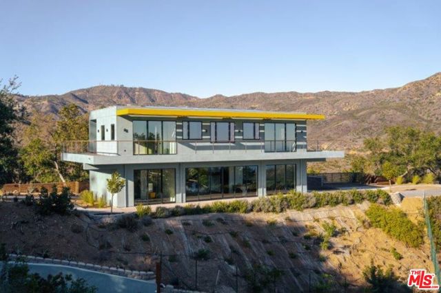 27349 Old Chimney Road, Malibu CA: https://media.crmls.org/mediaz/d18f530f-e631-487a-b41a-f1aecc9a3316.jpg