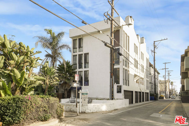 14 Mast Street, Marina del Rey CA: https://media.crmls.org/mediaz/d18f6bd2-dfef-4af7-a8ec-3839edd790c5.jpg