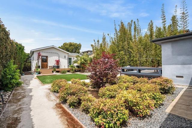 990 92 Laguna Dr, Carlsbad CA: https://media.crmls.org/mediaz/d191807a-807c-49b6-9d3a-685ae1f373b9.jpg