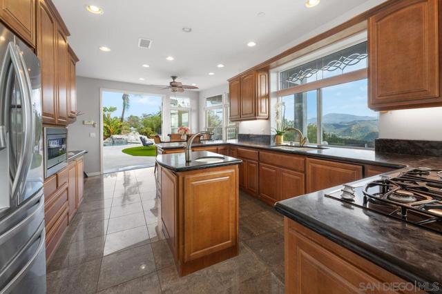 410 Woodland Ln, El Cajon CA: https://media.crmls.org/mediaz/d191c6d4-56f0-4b12-88e0-0e013c9ce4bd.jpg