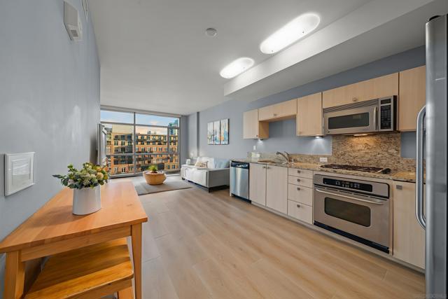 800 The Mark Ln, San Diego CA: https://media.crmls.org/mediaz/d191cce9-1ab9-40ea-b359-1a1e8a4e5966.jpg