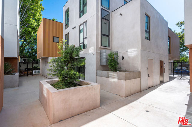 1016 N Martel Avenue, West Hollywood CA: https://media.crmls.org/mediaz/d1920f52-2182-4a15-8044-cdc00f1a0412.jpg