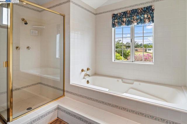 4095 Robin Ln, Castro Valley CA: https://media.crmls.org/mediaz/d1921be8-282e-41ae-a1a1-84152e32e207.jpg