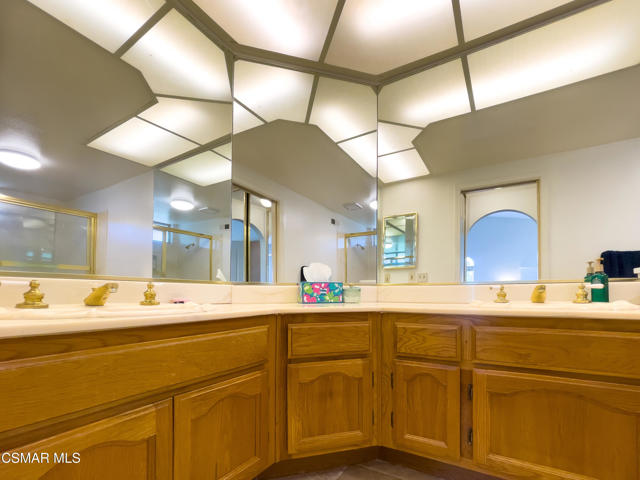 5964 Ruthwood Drive, Calabasas CA: https://media.crmls.org/mediaz/d192b0ed-2fdf-4c86-846c-6ac2bbd67fcc.jpg