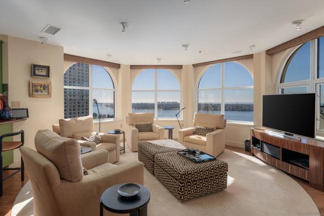 700 W Harbor Dr, San Diego CA: https://media.crmls.org/mediaz/d193592b-0ba7-4b6d-86cb-a2f3b3235a17.jpg