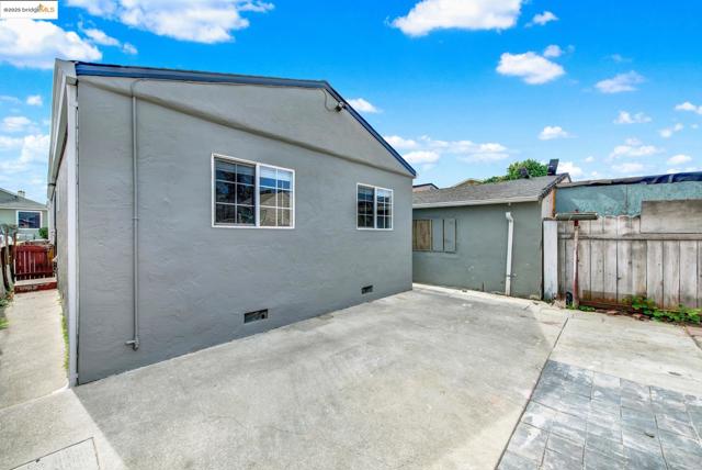2125 102Nd Ave, Oakland CA: https://media.crmls.org/mediaz/d1939b78-595e-4fd1-83bc-1880164408f0.jpg