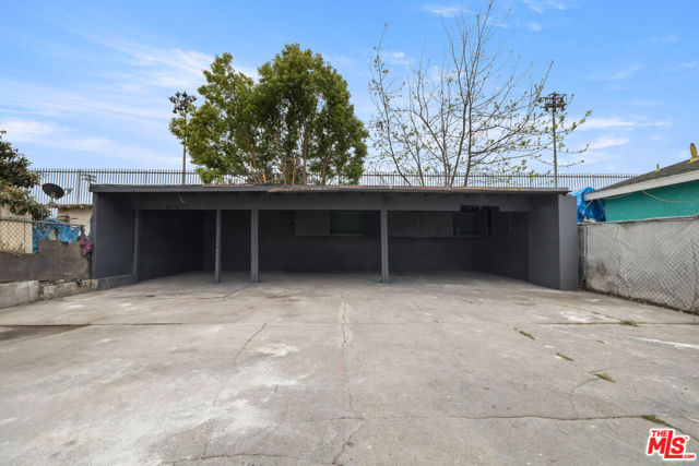 1346 E 83rd Street, Los Angeles CA: https://media.crmls.org/mediaz/d1948e1e-d9ec-495b-9e99-07bb18dfe33e.jpg