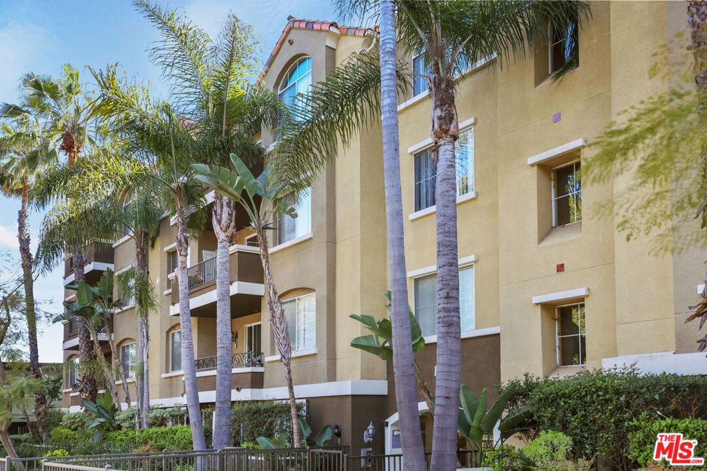 1561 S Barrington Avenue #101