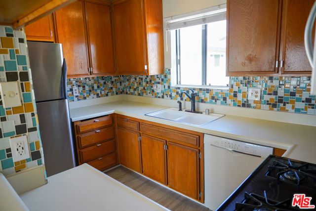630 N Grand Avenue, Los Angeles CA: https://media.crmls.org/mediaz/d194d2c5-ba97-419f-ad67-60cc0df0deb6.jpg
