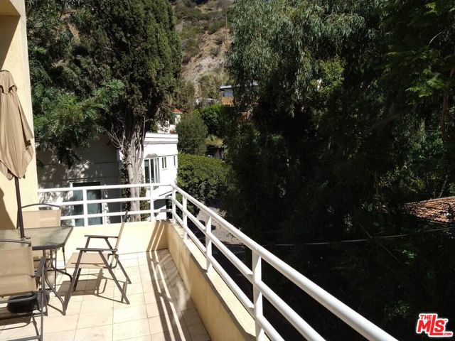 8613 Franklin Avenue, Los Angeles CA: https://media.crmls.org/mediaz/d195083f-e020-4104-bbd4-9d1ab3f9bd0e.jpg