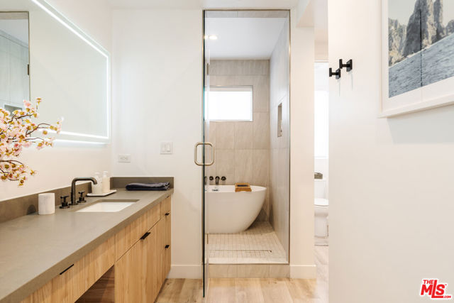 4912 S Centinela Avenue, Los Angeles CA: https://media.crmls.org/mediaz/d1952d8e-991a-4e63-8a07-e77a52aa9235.jpg