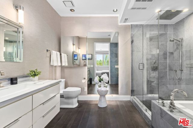 32 Galleon Street, Marina del Rey CA: https://media.crmls.org/mediaz/d1956979-9870-44fa-8640-6752265ecc1f.jpg