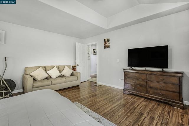 1795 Walnut Creek Dr, Santa Rosa CA: https://media.crmls.org/mediaz/d195b73d-4d84-473d-993f-7f54423dc7b7.jpg
