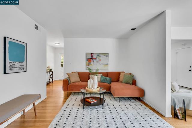 57 Jemco Ct, Pleasant Hill CA: https://media.crmls.org/mediaz/d196fc6e-f9e3-4c42-bff8-796b8067fde8.jpg