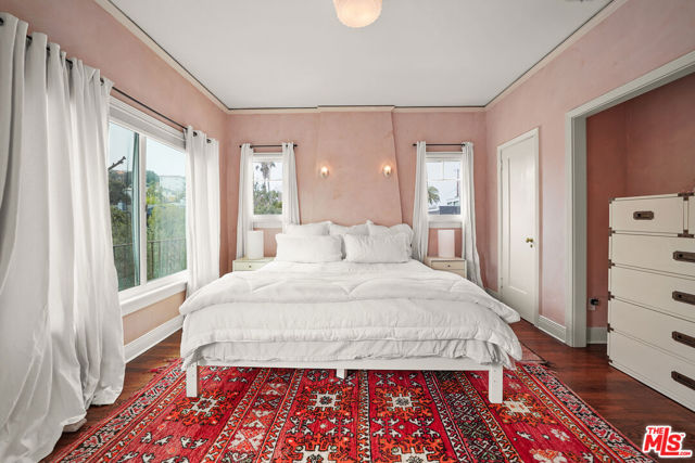 236 S 5th Avenue, Venice CA: https://media.crmls.org/mediaz/d196fd0d-4e4b-4eee-b7ce-271718449089.jpg