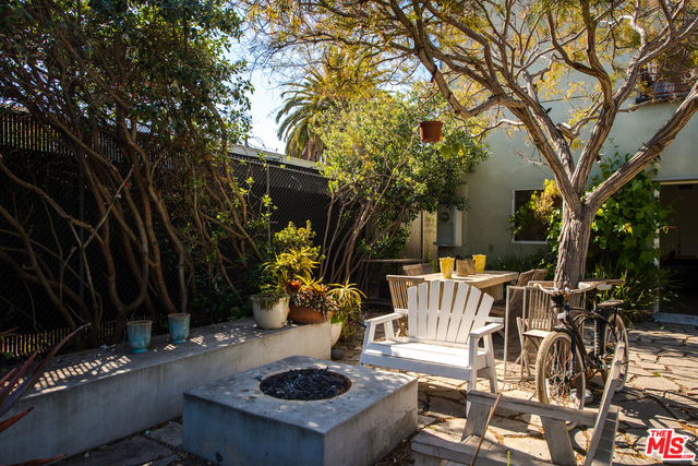 550 Indiana Avenue, Venice CA: https://media.crmls.org/mediaz/d19708e7-5568-4897-966f-b1e5fde4a6ce.jpg