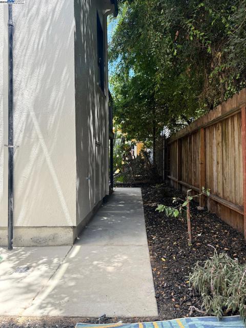 511 59Th St, Oakland CA: https://media.crmls.org/mediaz/d197201b-fa7f-43cf-84c9-aa3b1317f82b.jpg