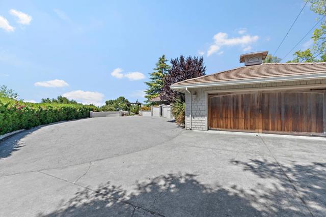11552 Hillpark Lane, Los Altos CA: https://media.crmls.org/mediaz/d197d5c1-c81c-4664-a044-f882ec3f7d5c.jpg