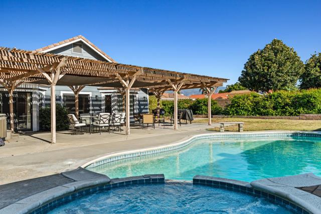 3773 English Drive, Hemet CA: https://media.crmls.org/mediaz/d1982593-cf79-438d-8a06-2ec840fe303c.jpg
