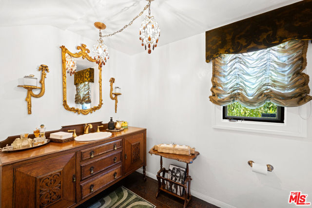 512 N Palm Drive, Beverly Hills CA: https://media.crmls.org/mediaz/d1988423-49fd-4eb3-8133-5b7f17bb1cba.jpg