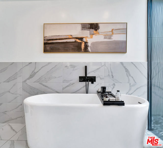 3001 Dona Nenita Place, Studio City CA: https://media.crmls.org/mediaz/d1992b5f-0abb-43d7-85ce-8b4185538319.jpg