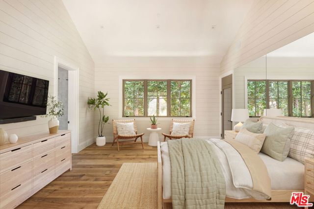 937 & 935 Las Lomas Avenue, Pacific Palisades CA: https://media.crmls.org/mediaz/d1993c41-419d-4e7d-a4db-813cb36887e7.jpg