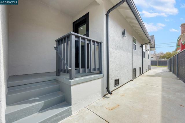 2133 39Th Ave, Oakland CA: https://media.crmls.org/mediaz/d19b823d-0bfb-40c3-8e30-f42bea16ae67.jpg