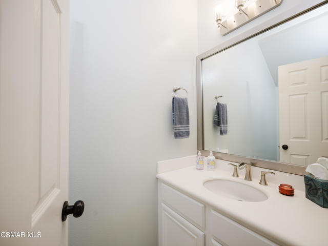 1368 Ashton Park Lane, Newbury Park CA: https://media.crmls.org/mediaz/d19b8ada-1982-4cfe-a3fb-eb41eb3da166.jpg