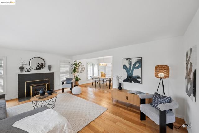 6141 Broadway Ter, Oakland CA: https://media.crmls.org/mediaz/d19bc4d5-47b2-403b-b233-fe388c6404ab.jpg