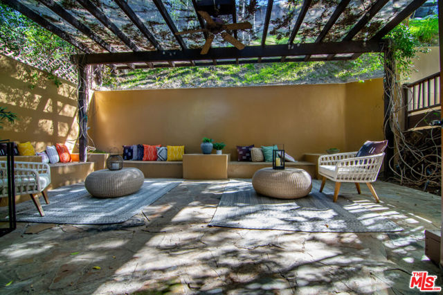 3908 Fairway Avenue, Studio City CA: https://media.crmls.org/mediaz/d19be96b-b2e1-4293-bfd5-efd83d3daffd.jpg