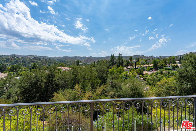 23306 Park Hacienda, Calabasas CA: https://media.crmls.org/mediaz/d19e245d-6ee8-49f3-9c54-588f0d70549c.jpg