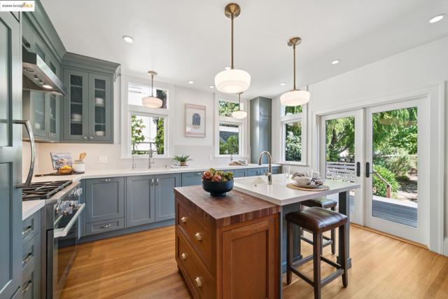 408 Euclid Ave, Oakland CA: https://media.crmls.org/mediaz/d19e78bc-edd6-4124-ae3d-0e1660b715a5.jpg