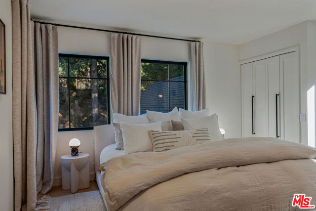 654 S Cumberland Drive, Lake Arrowhead CA: https://media.crmls.org/mediaz/d19ecdf1-75c3-4ecd-8fa5-2897ffebfe5d.jpg