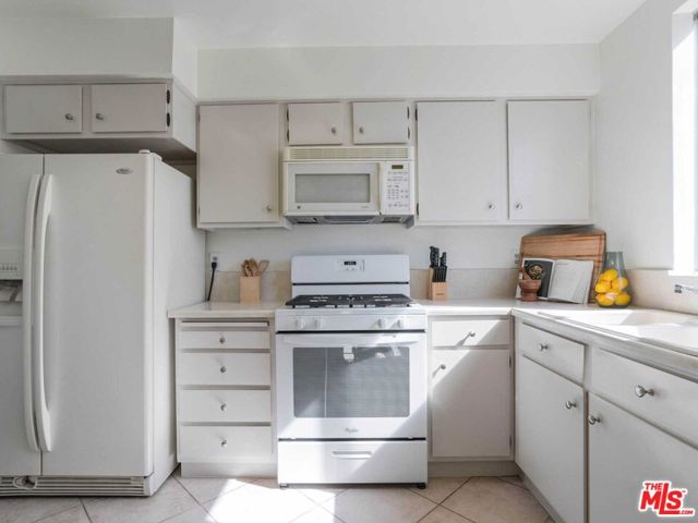 15060 Victory Boulevard, 105 photo 6