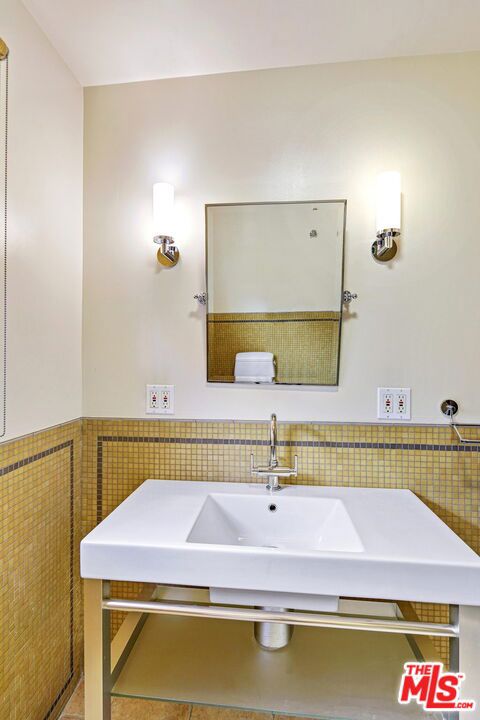 10614 Le Conte Avenue, Los Angeles CA: https://media.crmls.org/mediaz/d1a033a1-cfea-4bda-a389-cbc33633f979.jpg