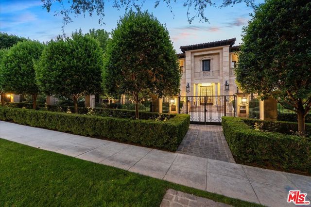 804 N Elm Drive, Beverly Hills CA: https://media.crmls.org/mediaz/d1a08394-87ad-4ebe-9cc7-04d5b67ae806.jpg