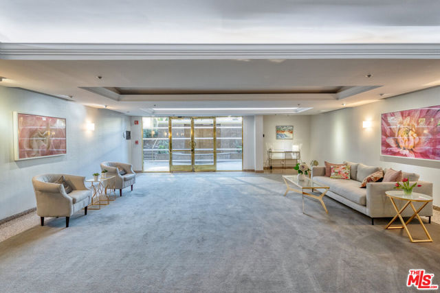 235 S Tower Drive, Beverly Hills CA: https://media.crmls.org/mediaz/d1a14bcd-d08e-4172-95f5-9c5c7a9fcd8e.jpg