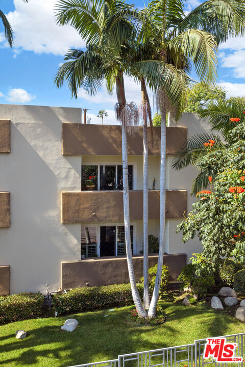 1233 N Laurel Avenue, West Hollywood CA: https://media.crmls.org/mediaz/d1a259ab-0a03-40d4-b0ef-5a166a41b87b.jpg