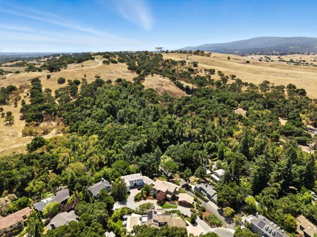 45 Sneckner Court, Menlo Park CA: https://media.crmls.org/mediaz/d1a32bd3-dbd3-4bcb-a779-8fab63ff581f.jpg