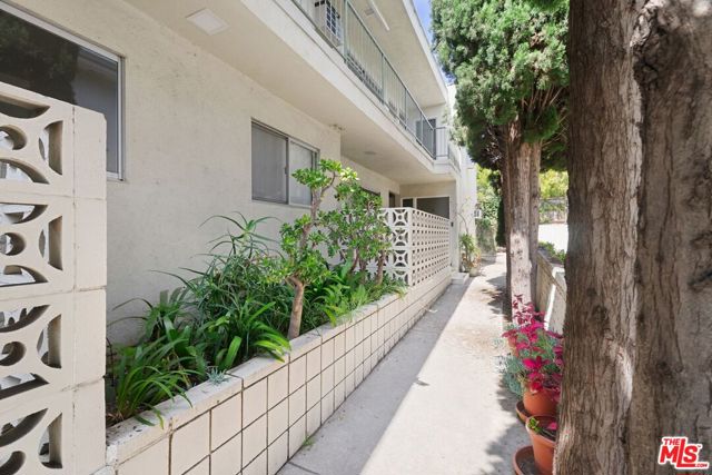 1481 Reeves Street, Los Angeles CA: https://media.crmls.org/mediaz/d1a4d4d3-fde1-4634-81e9-7676f8a60ff1.jpg